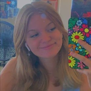 Meet your seller, Bella🙈🛍💗